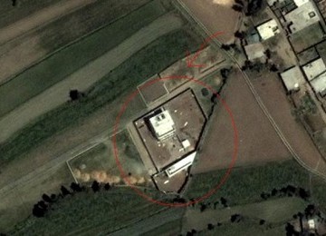 Citra satelit tentang lokasi rumah persembunyian Osama bin Laden (dilingkari merah).