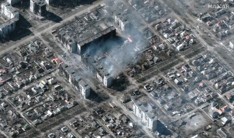 Citra satelit yang disediakan oleh Maxar Technologies ini menunjukkan gedung apartemen yang terbakar dan hancur di Mariupol, Ukraina Selasa, 22 Maret 2022. Penasihat Keamanan Nasional Amerika Serikat (AS), Jake Sullivan, mengatakan, operasi militer khusus Rusia di Ukraina telah gagal mencapai tujuan dan mengalami kemunduran. 