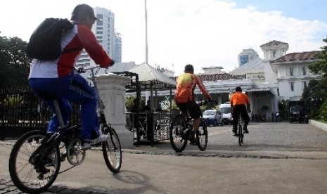 Civil servants of Special Province of Jakarta go to their office by bicycles on the first Friday every month. Civil servants of Samarinda will follow suit starting in March. (File photo)