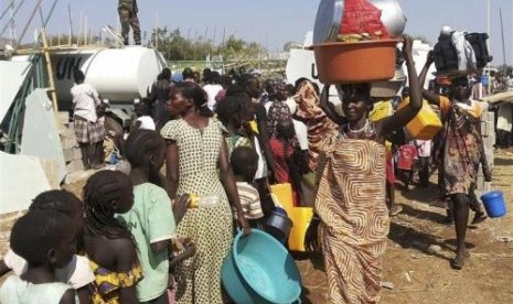 Masyarakat Sudan Selatan di penampungan misi PBB di sana (UNMISS) di Juba, 17 Desember 2013.