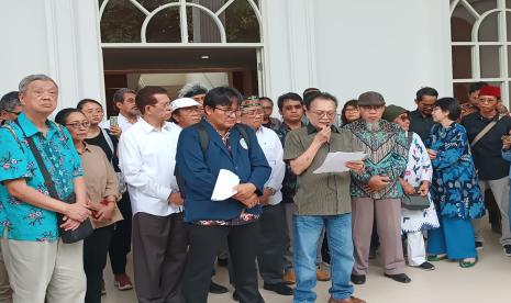 Civitas academica beserta sejumlah alumni Universitas Airlangga (Unair) menggelar aksi Unair Memanggil menyoroti permasalahan demokrasi di negeri ini, di halaman Sekolah Pascasarjana Unair, Surabaya Senin (5/2/2024).