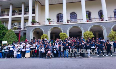 Civitas academica Universitas Gadjah Mada (UGM), yang terdiri dari dosen, pegawai, dan mahasiswa, menggelar aksi protes menolak revisi Undang-Undang TNI dan dwifungsi TNI, Selasa (18/3/2025). 