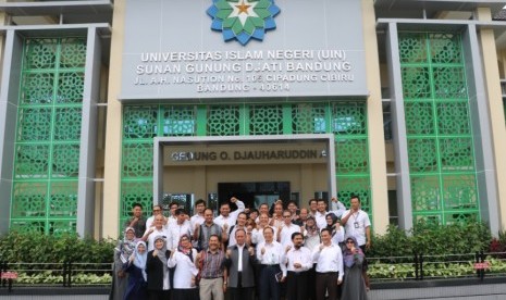 Civitas akademi berfoto bersama di Kampus UIN Sunan Gunung Djati, Bandung, Jawa Barat.