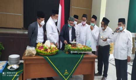 Civitas akademica UIN Saifuddin Zuhri Purwokerto menggelar acara syukuran menyusul perubahan status perguruan tinggi tersebut dari IAIN menjadi UIN, Selasa (1/6). Dalam acara syukuran tersebut, Rektor UIN Saizu Dr M Roqib menyerahkan potongan tumpeng pada jajaran pimpinan UIN