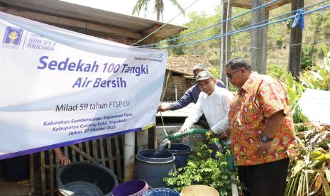 Civitas akultas Teknik Sipil dan Perencanaan (FTSP) Universitas Islam Indonesia (UII) mendistribusikan air bersih sebanyak 100 truk tangki air bersih di wilayah Kalurahan Sumberwungu Kapanewon Tepus Kabupaten Gunungkidul Jum’at, (27/10/2023). Pendistribusian air bersih dipimpin langsung oleh Dekan FTSP UII, Prof Ilya Fadjar Maharika, didampingi Wakil Dekan Bidang Sumberdaya FTSP UII, Dr Kasam.