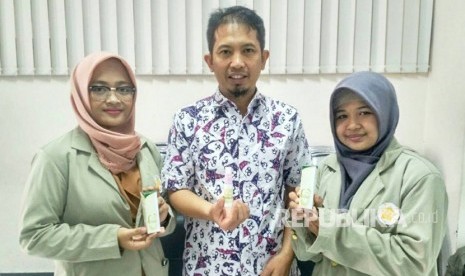 Clarisamin, obat untuk perawatan mulut kering bagi pasien yang baru menjalani terapi kanker nasofaring.  Obat memiliki bahan dasar lendir lele yang dikembangkan tiga mahasiswa Universitas Gadjah Mada (UGM).