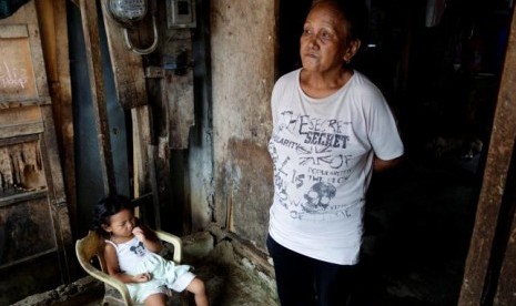 Clarita Alia (62 tahun) di rumahnya saat berbicara mengenai empat anak lelakinya yang tewas dieksekusi pasukan pembunuh di Davao, Filipina, 14 Mei 2016.