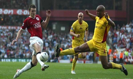 Clarke Carlisle (kanan)