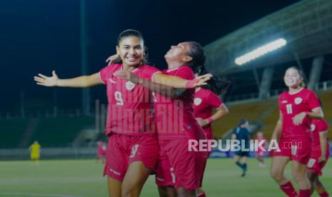 Claudia Scheunemann merayakan gol ke gawang Malaysia dalam pertandingan Piala AFF Putri 2024.