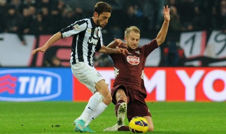 Claudio Marchisio berduel dengan Migjen Basha dalam Derby della Molle.