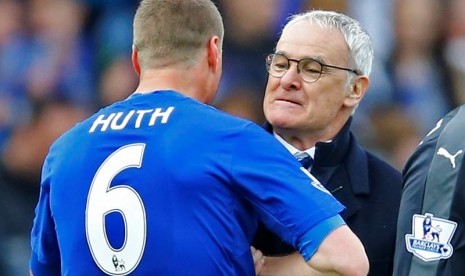 Claudio Ranieri (kanan) menyalami bek Leicester City Robert Huth.