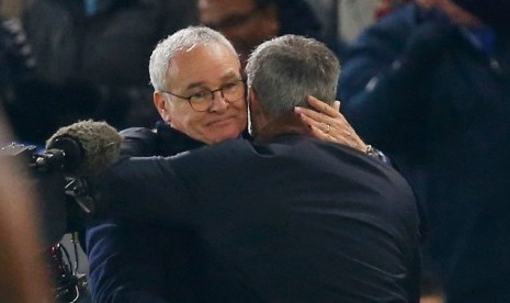 Claudio Ranieri (kiri) memeluk Jose Mourinho