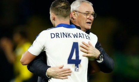 Claudio Ranieri memeluk pemain Leicester City Dani Drinkwater.