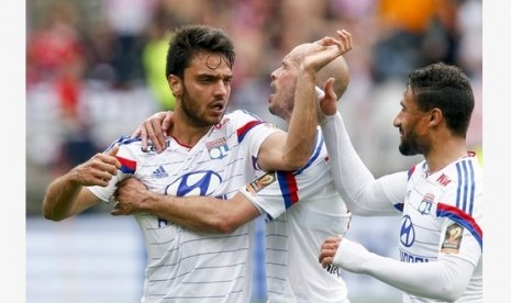 Clement Grenier (kiri) merayakan golnya ke gawang Evian.