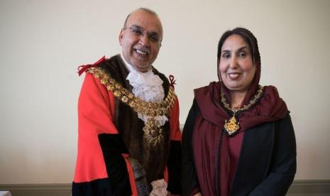 Cllr Akhtar Zaman terpilih sebagai wali kota Bolton. Ia menjadi Muslim pertama dan orang pertama keturunan Asia yang dipilih untuk jabatan itu. Tonggak Sejarah Baru, Akhtar Zaman Terpilih Wali Kota Muslim Pertama di Bolton