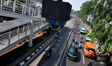 Closed Circuit Television (CCTV) terpasang di Jembatan Penyeberangan Orang (JPO) di Jalan Otista Raya, Jatinegara, Jakarta Timur.