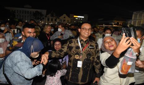 Anies Baswedan (kedua kanan), ilustrasi. SKI akan menggalang dukungan untuk Anies Baswedan dari elite parpol akar rumput  