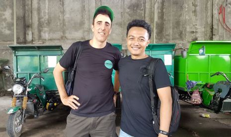 Co-founder & Chief Technology Officer (CTO) Gringgo Febriadi Pratama dan Co-founder Gringgo Olivier Pouillon di tempat pengelolaan sampah 'Depo Cemara', Sanur, Bali. 