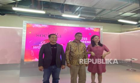 Co-founder dan CEO Social Bella, Christopher Madiam; Kepala BPOM Taruna Ikrar; dan Aesthetic Doctor Abelina, dalam konferensi pers Sociolla Beauty Wonderland di Jakarta, Jumat (8/11/2024). 