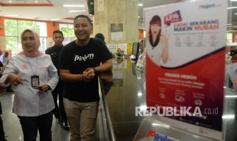 Co-Founder dan Chief Executive Officer Pinjam.co.id Teguh Ariwibowo (kanan), bersama Direktur Ritel dan SDM PT Pos Indonesia Ira Puspadewi saat memperkenalkan layanan gadai antara Pinjam.co.id dengan PT Pos Indonesia di kantor Pos Pusat, Jakarta, Rabu (25/10)