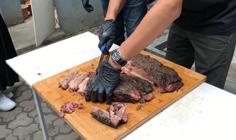 Co-Founder Lyma, Harris Diaz, menunjukkan cara mengolah smoked brisket ala Texas di Lyma Cideng Timur, Jakarta Pusat, Kamis (4/8/2022). 