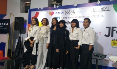 Co-Founder Tinkerlust Aliya Amitra (kiri) bersama para desainer menggelar konferensi pers untuk fashion show bertajuk A Story of Second Chances di panggung Jakarta Fashion Week, Rabu (23/10).