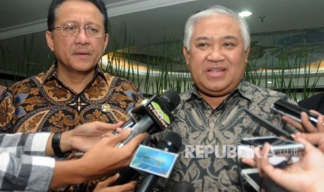 Co-President of RfP dan Chairman of CDCC Din Syamsuddin (kanan) bersama Ketua DPD RI Irman Gusman (kiri) menjawab pertanyaan wartawan terkait dengan peristiwa meledaknya bom di Sarinah Jakarta, disela acara kunjungan peserta konsultasi Internasional tentan