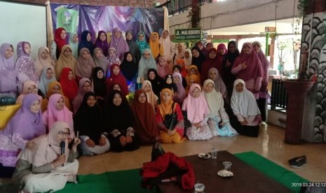 Coach Nanik Kartikawati dari PD Salimah Kab. Tulungagung berbagi tips sukses kepada 57 peserta Sekolah Bisnis Salimah (SBS) pada Ahad, (24/3), Tulungagung, Jawa Timur.