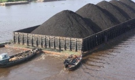 Coal is being stocked in Sungai Barito, Banjarmasin, South Kalimantan (illustration).