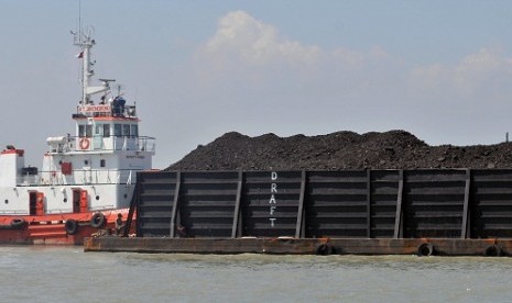 Coal shipment in Gresik, East Java (illustration)  