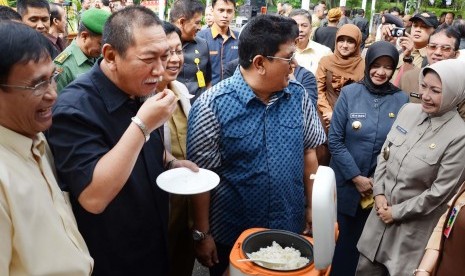 Coba Beras Raskin: Wakil Gubernur Jabar, Deddy Mizwar mencoba beras raskin usai melepas truk Pendistribusian Beras Rakin 2014 di halaman belakang Gedung Sate, Kota Bandung, Rabu (22/1). Diharapkan program raskin di 2014 bisa berjalan lebih baik dan mampu t