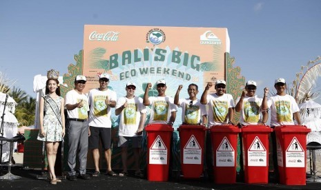 Coca-Cola Amatil Indonesia (CCAI) dan Quiksilver Indonesia (QS) membantu menjaga Bali agar tetap bersih dan hijau dengan menginisiasikan program Bali Beach Clean Up (BBCU). 