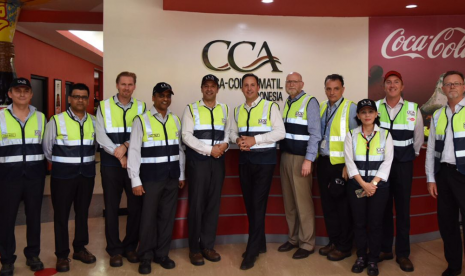 Coca-Cola Amatil Indonesia (CCAI) menyambut kunjungan pejabat Australia ke pabrik terbesar CCAI di Cibitung, Bekasi. 