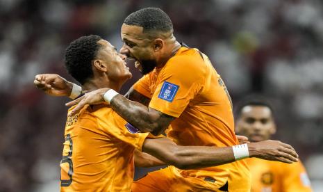 Cody Gakpo dari Belanda, kiri, merayakan setelah mencetak gol pembuka timnya selama pertandingan sepak bola grup A Piala Dunia antara Belanda dan Qatar, di Stadion Al Bayt di Al Khor, Qatar, Selasa, 29 November 2022. 