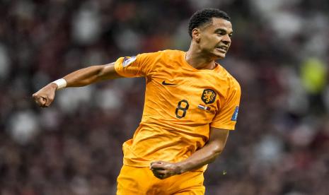 Cody Gakpo dari Belanda merayakan setelah mencetak gol pembuka timnya selama pertandingan sepak bola grup A Piala Dunia antara Belanda dan Qatar, di Stadion Al Bayt di Al Khor, Qatar, Selasa, 29 November 2022. 