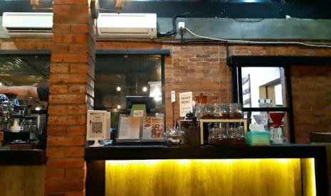 Coffeshop milik Adji di Bambu Apus, Jakarta Timur.