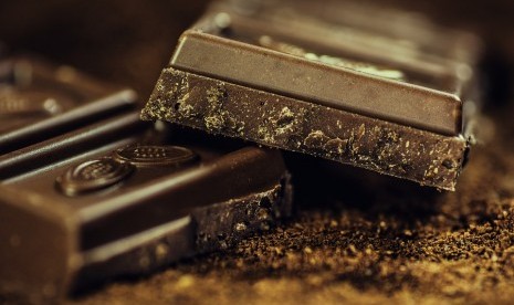 Studi mengungkap, cokelat dapat membantu meredakan batuk. 