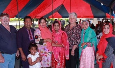 Colin Hofmeier dan Mizanur Khandar dan keluarganya dalam kegiatan Open Day di Masjid Mackay, Queensland Utara.