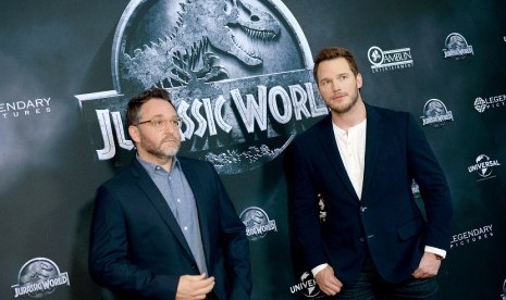 Colin Trevorrow (kiri) bersama aktor Chris Patt berpose dalam lanching film 'Jurassic World' di Berlin, Jerman, (1/6).