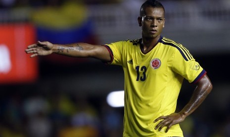 Colombia's Guarin gestures against Serbia during their international friendly soccer match at Mini-Estadi stadium in Barcelona