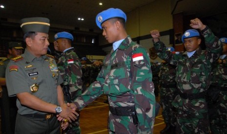 Commander of the Indonesian Defense Forces (TNI) Moeldoko (left)