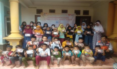 Complete Selular bersama Rumah Zakat telah selesai melaksanakan penyaluran daging kurban sebanyak 150 paket untuk Anak Juara binaan Rumah Zakat wilayah Kedawung, Kedungdawa, dan warga RT 06 RW 02, Senin (11/7/2022). 