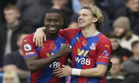 Conor Gallagher (kanan) dari Crystal Palace merayakan dengan Marc Guehi (kiri) setelah mencetak gol 0-2 selama pertandingan sepak bola Liga Premier Inggris antara Manchester City dan Crystal Palace di Manchester, Inggris, 30 Oktober 2021