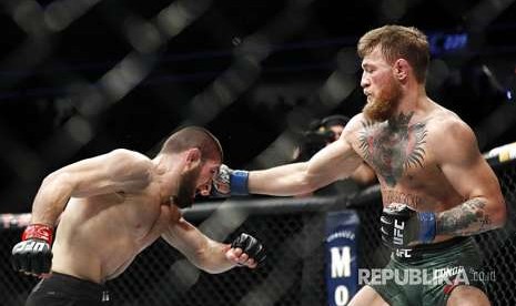 Conor McGregor melepaskan pukulan ke arah Khabib Nurmagomedov pada laga UFC 229.