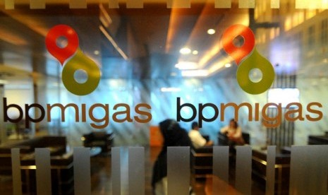 Constitutional Court announces that BP Migas is disbanded due to its inconstitutional status. The dismissal causes some project contract between BP Migas and other parties are nullified. (illustration)  