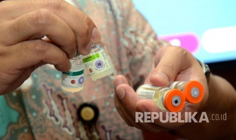 Contoh kemasan vaksin biofarma yang asli pada kemasan mempunyai reaksi terhadap panas ada perbedaan warna pada salah satu sudut kemasan pada konferensi pers terkait vaksin palsu, di Bio Farma, Kota Bandung, Kamis (30/6). (Republika/Edi Yusuf)