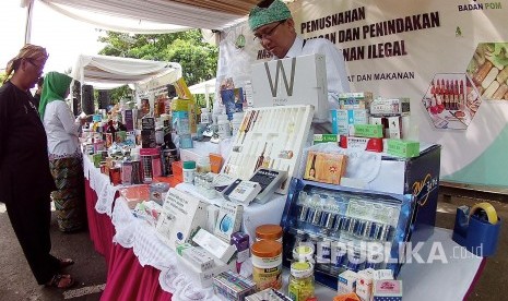 Contoh obat-obatan dan kosmetik ilegal pada pemusnahan Hasil Pengawasan dan Penindakan Obat dan makanan Ilegal oleh balai Besar Pengawas Obat dan Makanan (BPOM), di halaman parkir Belakang Gedung Sate, Kota Bandung, Rabu (21/12).