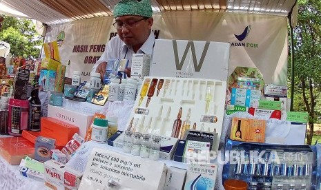 Contoh obat-obatan dan kosmetik ilegal pada pemusnahan Hasil Pengawasan dan Penindakan Obat dan makanan Ilegal oleh balai Besar Pengawas Obat dan Makanan (BPOM), di halaman parkir Belakang Gedung Sate, Kota Bandung, Rabu (21/12).