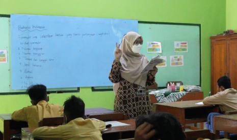 Contoh pembelajaran di kelas menggunakan metode konvensional.