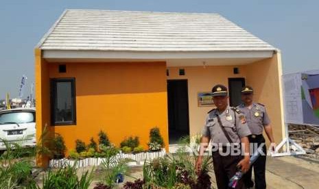 Contoh rumah murah bersubsidi bagi anggota Polri dan ASN Polri di perumahan Bumi Aman Sejahtera Bhayangkara di Kelurahan Margadadi, Kecamatan/Kabupaten Indramayu, Senin (13/8). Di perumahan itu akan dibangun 186 unit rumah dengan tipe 36/72.